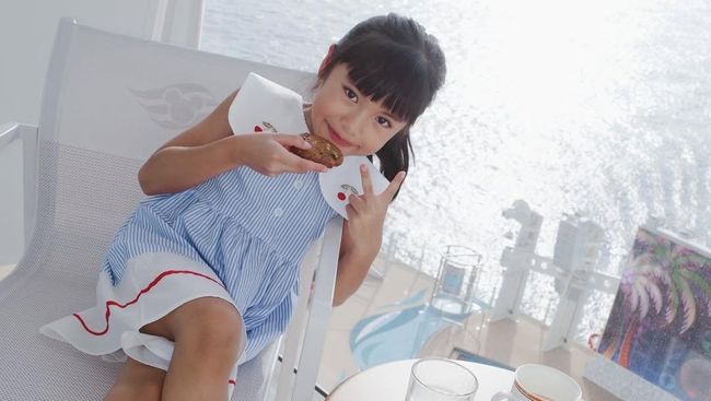 Bocah Jaksel, Intip 8 Style Liburan Alea Putri Raditya Dika dan Anissa Aziza yang Modis