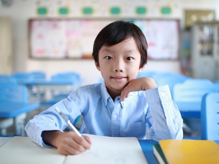 Tren Baru, Anak-anak Kembali Diminta Gunakan Pensil & Kertas untuk Kurangi Penggunaan Laptop