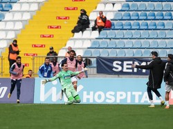 Gol Gila 75 Meter! Kiper Ini Bikin Geger Liga Turki