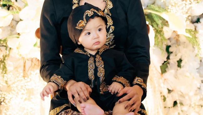 7 Gaya Baby Andrew Anak Erika Carlina Pakai Baju Adat Jawa-Tionghoa yang Sarat Makna