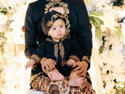 7 Gaya Baby Andrew Anak Erika Carlina Pakai Baju Adat Jawa-Tionghoa yang Sarat Makna