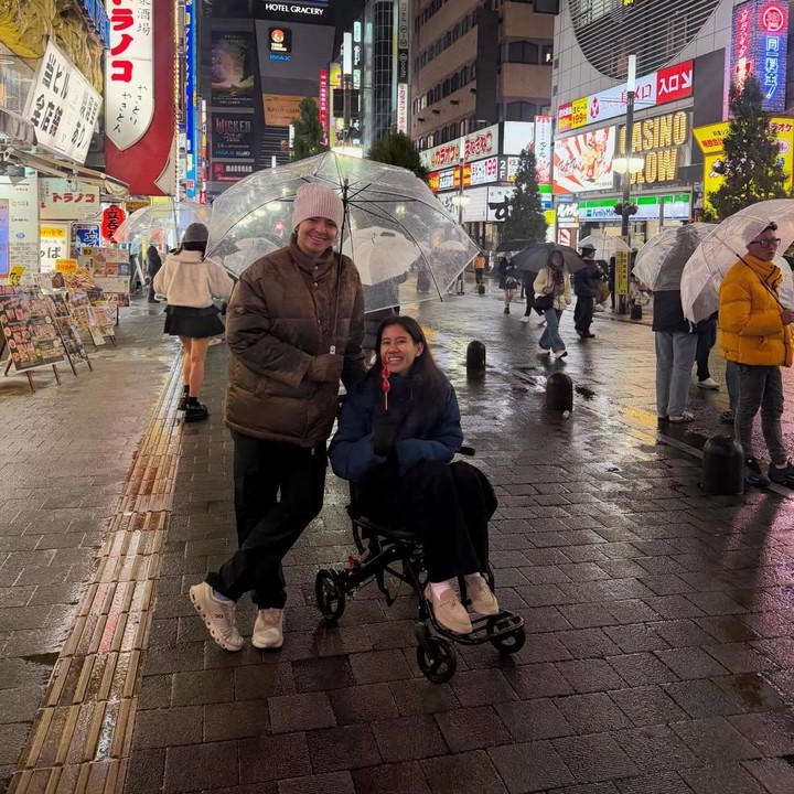 <p><em>Babymoon</em> di Jepang juga dimanfaatkan Shenina dan Angga untuk menikmati suasana malam di jalanan kota Tokyo. Shenina tampaknya tak mau terlalu memaksakan diri untuk mengeksplorasi sehingga memilih untuk menggunakan kursi roda travelling untuk ibu hamil saat jalan-jalan di luar ruangan. Angga sendiri dengan siaga selalu mendampingi istrinya selama menghabiskan waktu bersama. (Foto: Instagram @sheninacinnamon)</p>