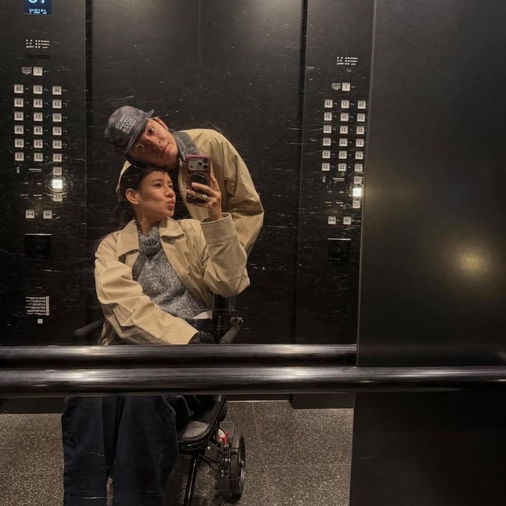 <p>Shenina dan Angga pertama kali mengumumkan kehamilan pertama pada ulang tahun pernikahan pertama yang jatuh pada 10 Februari 2026. Tak lama setelah itu, keduanya mengungkap jenis kelamin anak pertama mereka, yakni anak laki-laki. Sebelum <em>babymoon</em> ke Jepang, Angga sempat terbang ke 'Negeri Sakura' bersama Shenina. Saat itu, Angga ke Jepang karena mengikuti Tokyo Marathon. (Foto: Instagram @sheninacinnamon)</p>