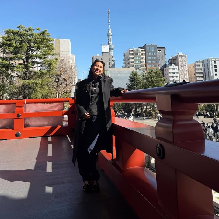 <p>Selama di Jepang, Shenina dan Angga juga mengunjungi kuil yang ramai dikunjungi para wisatawan. Kuil ini dibangun di pusat kita dengan pemandangan langsung Tokyo Skytree, yang merupakan menara tertinggi di Jepang. (Foto: Instagram @sheninacinnamon)</p>