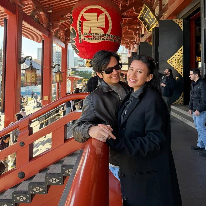 <p>Melalui unggahan di Instagram, Shenina membagikan momen <em>babymoon</em>-nya bersama sang suami. "Jepaaaaang," tulisnya di postingan. Pasangan yang sering dijuluki <em>couple goals</em> ini memutuskan untuk menghabiskan <em>babymoon</em> pertama mereka di pusat kota, yakni di Tokyo, Jepang. (Foto: Instagram @sheninacinnamon)</p>