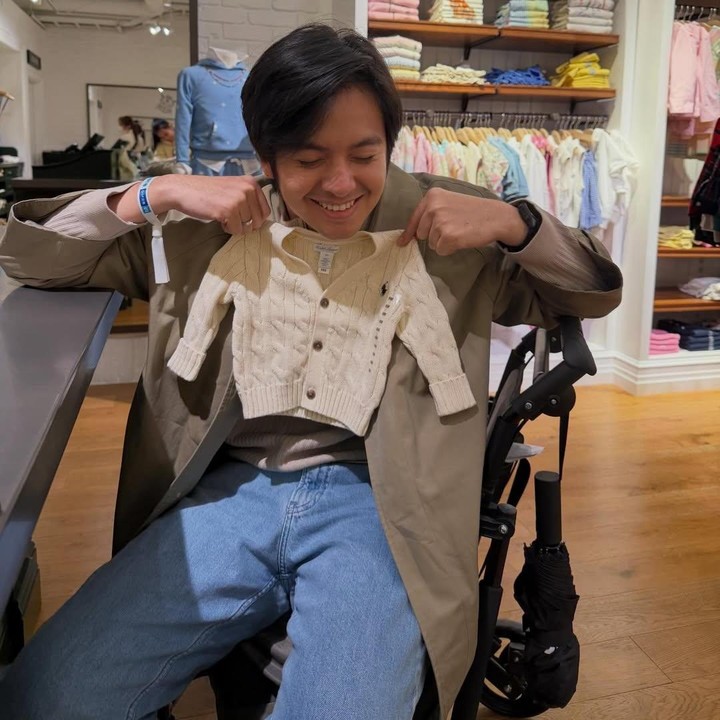 <p>Selain jalan-jalan ke tempat wisata dan pusat kota, Shenina dan Angga tak mau melewatkan waktu untuk berbelanja. Pasangan ini mengunjungi toko baju anak-anak dan tampaknya sudah mulai menyiapkan perlengkapan untuk calon anak pertama mereka. (Foto: Instagram @sheninacinnamon)</p>