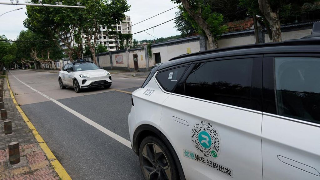 Ratusan Robotaxi Tiba-tiba Mogok, Penumpang Terlantar di Tengah Jalan
