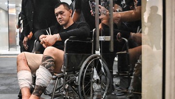 'The Doctor' Bandar Jaringan Koh Erwin Tiba di Polri Pakai Kursi Roda