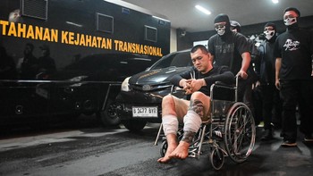 FOTO: Tampang Bandar Narkoba 'The Doctor' Saat Tiba di Bareskrim