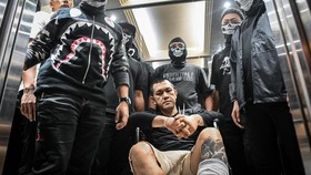 'The Doctor' Bandar Jaringan Koh Erwin Tiba di Polri Pakai Kursi Roda