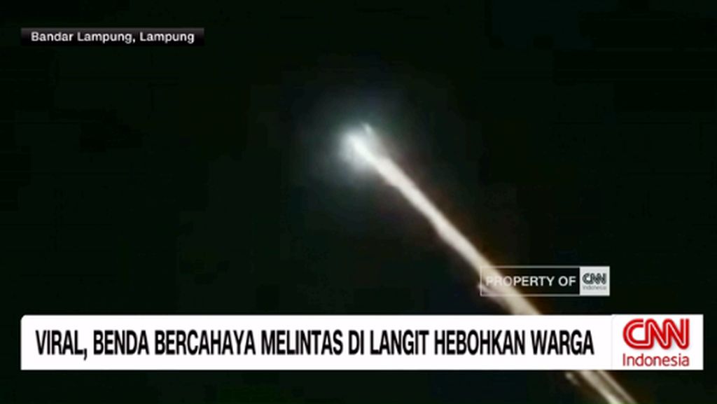 VIDEO: Benda Bercahaya Melintas di Langit Lampung Terekam Jelas