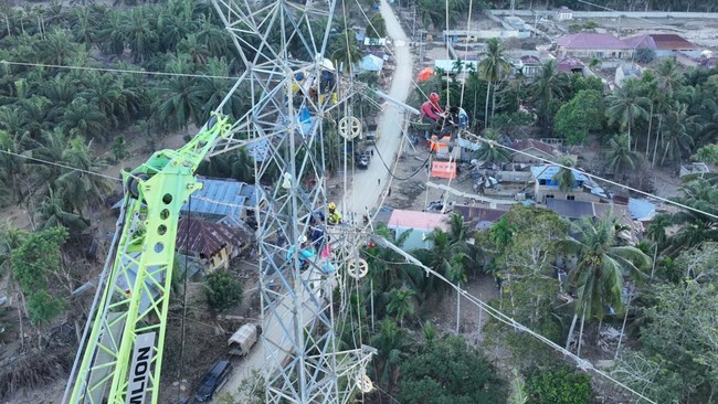 Layanan kelistrikan di tiga provinsi Sumatera hampir pulih 99,90%. Satgas PRR terus percepat rehabilitasi untuk mendukung pemulihan ekonomi masyarakat.