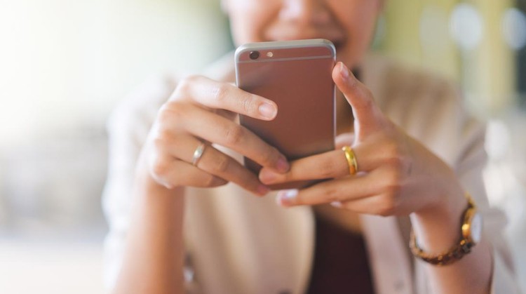 Cara Kamu Memegang HP Bisa Ungkap Kepribadian&comma; Ternyata Ada Maknanya&excl;