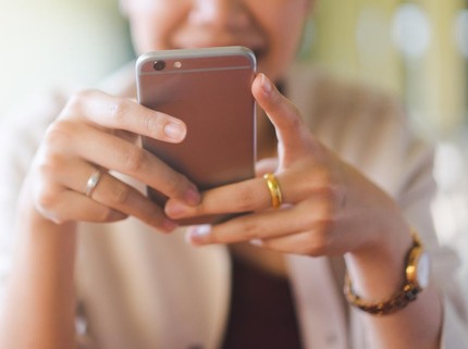 Cara Kamu Memegang HP Bisa Ungkap Kepribadian, Ternyata Ada Maknanya!