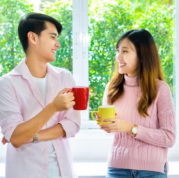 5 Cara Memulai Deep Talk Berkualitas dengan Pasangan