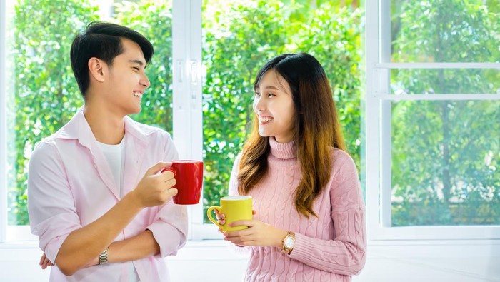 5 Cara Memulai Deep Talk Berkualitas dengan Pasangan