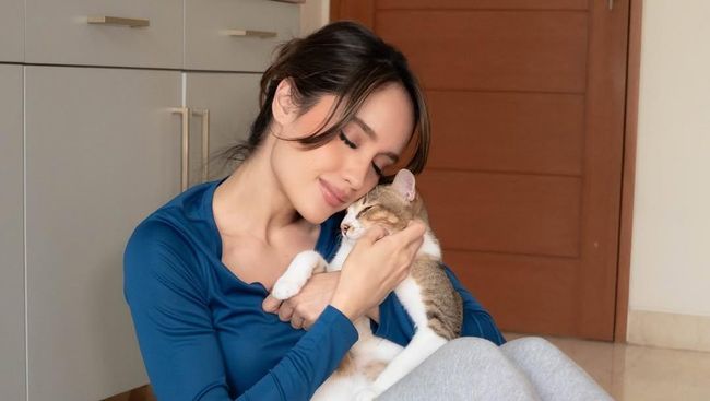Perawatan Standar Tinggi Cinta Laura untuk Kucing Kampung Peliharaannya