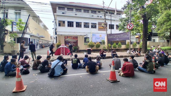 Aliansi mahasiswa dirikan tenda di depan Komnas HAM, mendesak pengusutan kasus penyiraman aktivis Andrie Yunus.