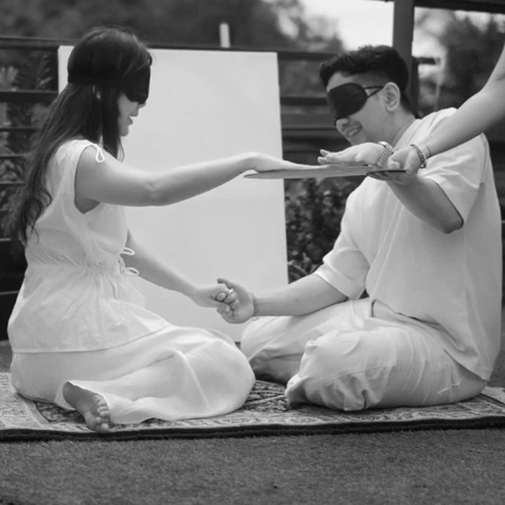 <p>Sebelum puncak acara <em>gender reveal</em> dimulai, Adinda dan suami menutup kedua mata. Keduanya lalu sama-sama melumuri tangan dengan cat berwarna untuk mengetahui jenis kelamin anak pertama mereka. Di bagian video yang diunggah di Instagram ini, publik masih belum mengetahui jenis kelamin anak pertama Adinda karena potongan video yang disajikan masih berkonsep hitam putih. (Foto: Instagram @adindathomas)</p>