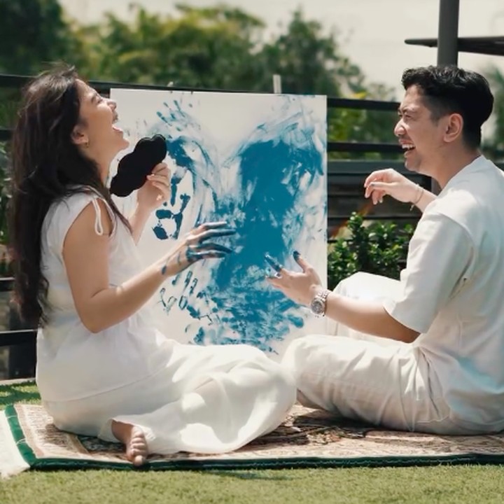<p>Tak lama setelah semua cat di tangan dipindahkan ke kanvas, Adinda dan suami membuka penutup mata. Keduanya lalu memperlihatkan warna cat. Adinda dan sang suami terlihat begitu bahagia saat mengetahui warna cat ini adalah biru, yang artinya mereka akan dikaruniai anak laki-laki. (Foto: Instagram @adindathomas)</p>