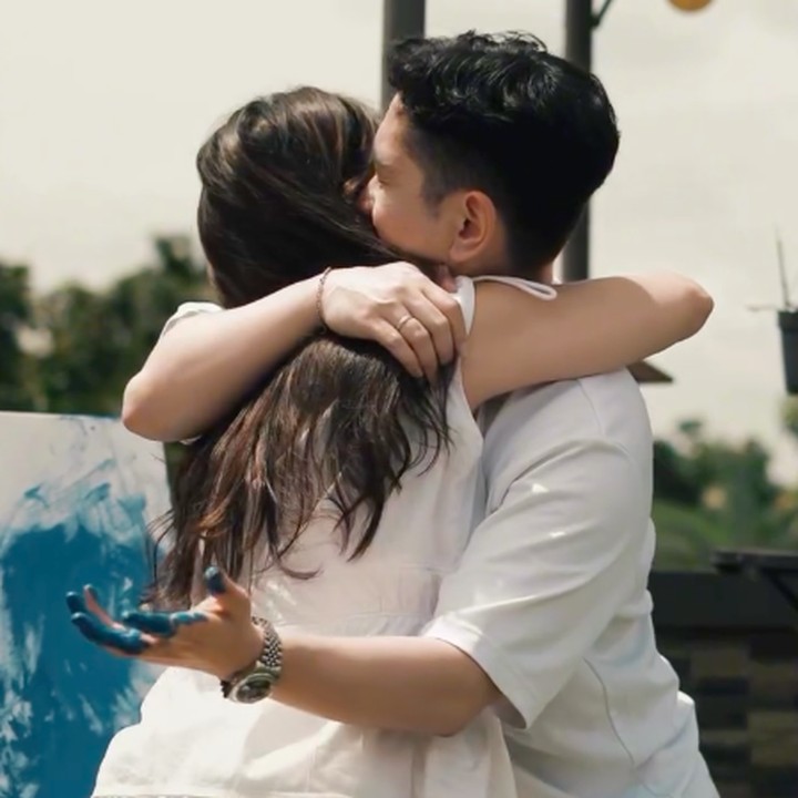 <p>Setelah mengetahui jenis kelamin anak pertama ini, Adinda langsung memeluk suaminya Raka. Keduanya tak bisa menyembunyikan rasa bahagia. Dalam satu momen, Raka bahkan terlihat tak bisa menahan air mata bahagianya saat mengetahui bakal dikaruniai anak laki-laki, Bunda. (Foto: Instagram @adindathomas)</p>