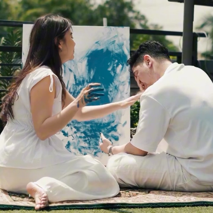 <p>Melalui unggahan video <em>gender reveal</em> ini, Adinda dan suami menuliskan caption manis dan penuh makna. Keduanya mengungkap doa dan harapan untuk calon anak pertama mereka. "<em>Bissmillah</em>, kami telah berdoa untuk ini sejak lama. Terima kasih, <em>my baby Egg</em>, karena telah memilih kami, kami ingin kamu tahu bahwa kamu dicintai, kami tidak sabar untuk bertemu denganmu. Kami berharap kamu akan tumbuh menjadi bahagia dan sehat, amin," tulis keduanya. (Foto: Instagram @adindathomas)</p>