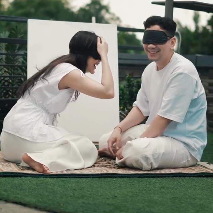 <p>Artis Adinda Thomas tengah menjalani kehamilan pertamanya, Bunda. Baru-baru ini, Adinda dan suaminya Raka Akmal menggelar <em>intimate gender reveal</em> yang sederhana. Dalam acaa ini, Adinda dan suami kompak mengenakan baju bernuansa warna putih. Pasangan yang menikah pada 8 Oktober 2023 ini mengusung tema unik untuk mengungkap jenis kelamin anak pertama mereka. (Foto: Instagram @adindathomas)</p>