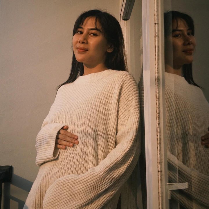 <p>Sebelum hamil anak pertama, Dinda ternyata sempat mengalami keguguran di awal tahun 2025. Setelah menjalani pemeriksaan hingga mendapatkan suntik penguat kandungan, Dinda harus merelakan calon anaknya pergi. Bintang film <em>KKN di Desa Penari</em> ini mengalami keguguran setelah didiagnosis kehamilan ektopik atau kehamilan di luar rahim. (Foto: Instagram @adindathomas)</p>