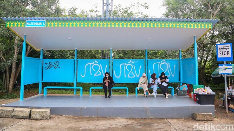Warga menunggu bus di Halte Desari 1&comma; Depok&comma; Jawa Barat&comma; Senin &lpar;6&sol;4&sol;2026&rpar;&period;