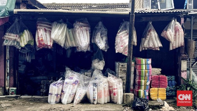 Berdasarkan temuan di lapangan, harga plastik merek tomat naik dari Rp36 ribu jadi Rp60 ribu per pak. Pedagang juga mengeluhkan ketersediaan barang bermasalah.