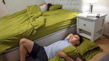 Pisah Ranjang Bisa Bikin Sehat? Ini Dia Plus Minus Sleep Divorce