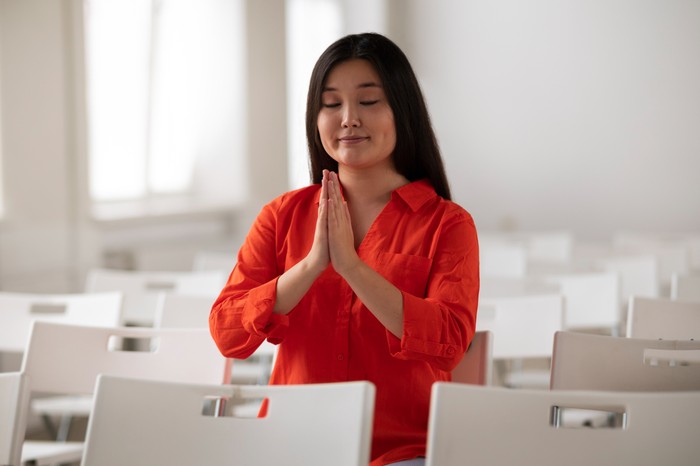 Cara terlihat berwibawa saat berbicara di depan umum. Walau ingin terlihat berwibawa, penting juga untuk bisa tetap bersantai. Dengan menghilangkan ketegangan, kamu bisa melakukan segala hal sulit dengan lebih baik