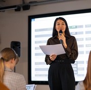 5 Cara Terlihat Berwibawa saat Berbicara di Depan Umum Menurut Ahli Public Speaking