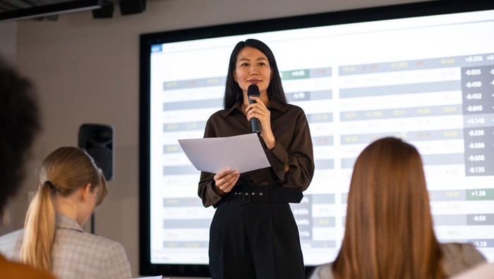 5 Cara Terlihat Berwibawa saat Berbicara di Depan Umum Menurut Ahli Public Speaking