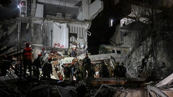 FOTO: Rudal Iran Hantam Gedung di Haifa Israel, 2 Tewas