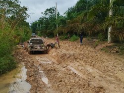 Warga Mengeluh Jalan Penghubung Desa di Musi Rawas Rusak Parah