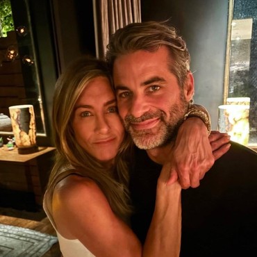 Momen Pelukan Mesra Jennifer Anniston dan Kekasih di Hari Paskah yang Disorot