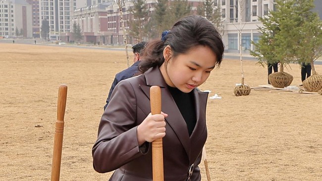 Putri Pemimpin Korea Utara Kim Jong Un, Kim Ju Ae, dikabarkan resmi menjadi calon penerus ayahnya.