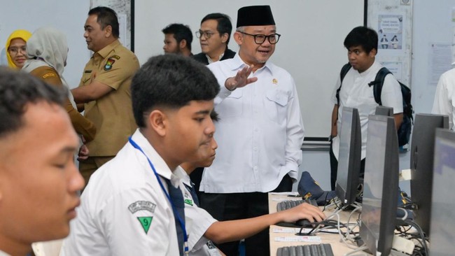 Mendikdasmen Abdul Mu'ti memastikan pelaksanaan hari pertama TKA SMP berjalan lancar dan kredibel, dengan fokus pada integritas dan pencegahan kecurangan.