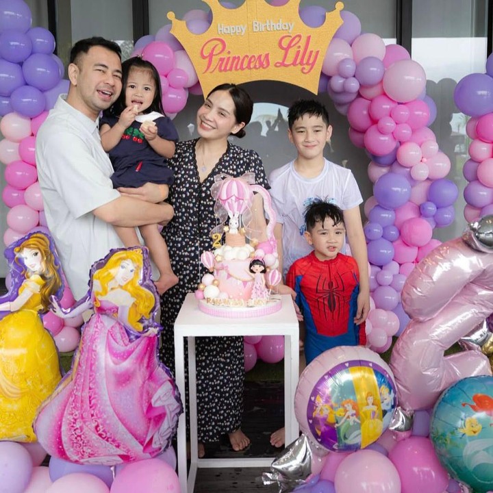 <p>Ranaima Malika Raudhia Andara atau yang akrab disapa Princess Lily baru saja genap berusia dua tahun, Bunda. Untuk merayakan momen spesial sang anak, Raffi Ahmad dan Nagita Slavina pun menyiapkan pesta ulang tahun yang sederhana. (Foto: Instagram @raffinagita1717)</p>