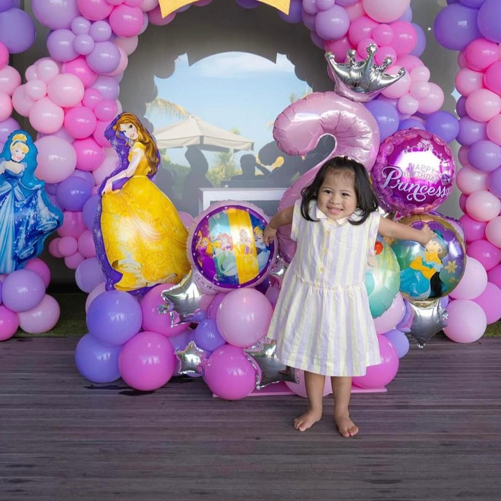 <p>Momen perayaan ulang tahun Lily dibagikan langsung melalui unggahan di akun Instagram Raffi dan Nagita. Dalam unggahan tersebut, keduanya menuliskan ucapan serta pesan manis untuk sang putri tercinta. "Selamat ulang tahun ke-2, bidadari kecil kami. Kamu bukan sekadar anak bagi kami, kamu adalah titipan terindah dari Allah, doa yang jadi nyata, dan berkah yang tak pernah putus kami syukuri. Di setiap tawamu, kami belajar arti bahagia. Di setiap tangismu, kami belajar arti sabar dan cinta tanpa syarat," ungkap mereka. (Foto: Instagram @raffinagita1717)</p>