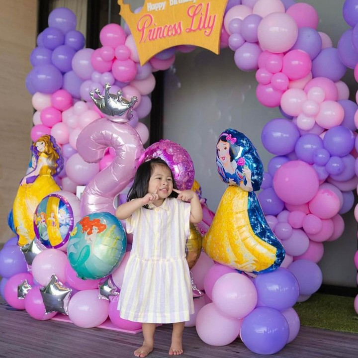 <p>Di hari ulang tahunnya, Lily tampil begitu menggemaskan mengenakan <em>dress</em> yang senada dengan dekorasi yang bertema <em>princess</em>. Raffi dan Nagita mengungkapkan bahwa kehadiran sang putri membawa perubahan dalam hidup mereka. "Nak, mungkin kamu belum mengerti hari ini, tapi percayalah, kehadiranmu sudah mengubah hidup kami menjadi lebih berarti. Semoga Allah selalu menjaga langkah kecilmu, membimbing hatimu, dan menjadikanmu anak yang penuh cinta, kuat, dan membawa kebaikan untuk banyak orang," tulisnya. (Foto: Instagram @raffinagita1717)</p>