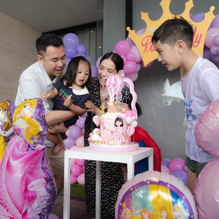 <p>Ketika momen tiup lilin tiba, Lily terlihat digendong oleh sang Ayah, Raffi Ahmad. Kebahagiaan pun terlihat jelas dari wajah mereka di hari spesial Lily, Bunda. "Tumbuhlah dengan bahagia, karena kami akan selalu ada&hellip; selamanya," tutur mereka. (Foto: Instagram @raffinagita1717)</p>