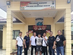 Maling Rumah Kosong di Simalungun Kabur hingga Memanjat Atap