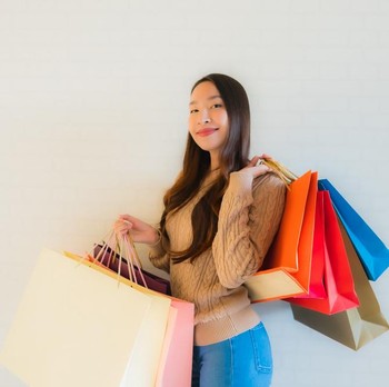 5 Ciri Kepribadian Orang yang Suka Belanja Sendiri