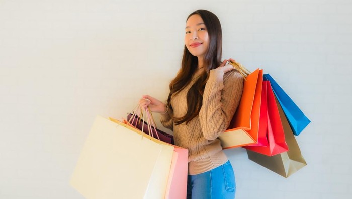 5 Ciri Kepribadian Orang yang Suka Belanja Sendiri