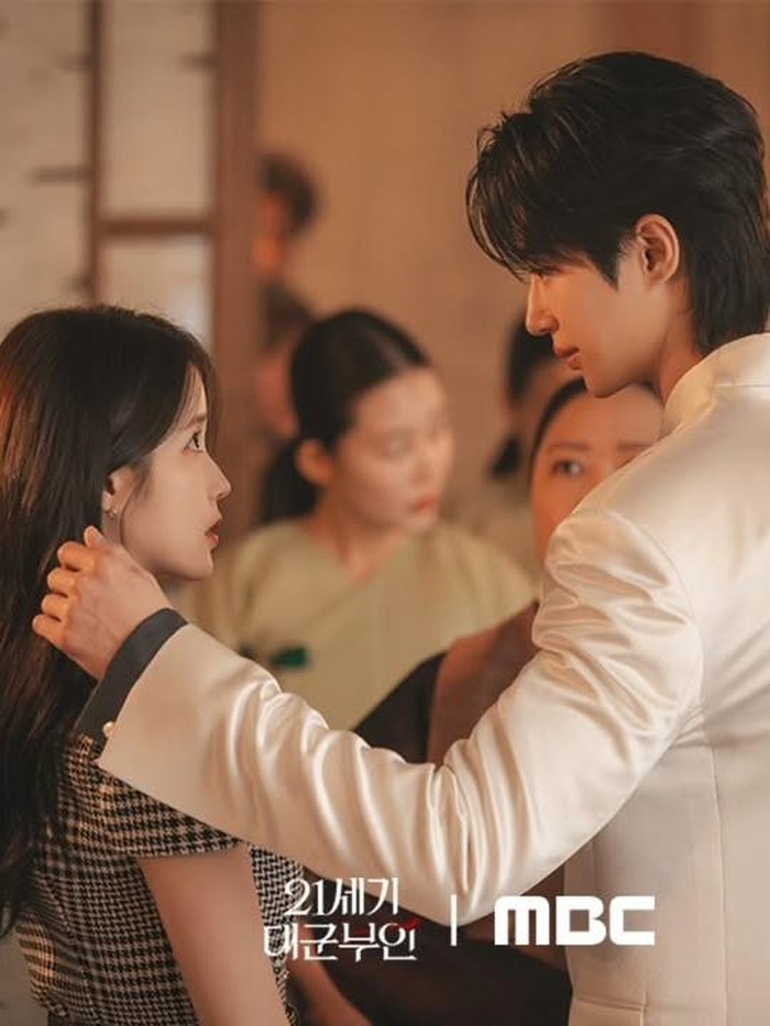 IU dan Byeon Woo Seok saat membintangi drama Korea Perfect Crown