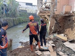 TPT di Bantaran Sungai Cisuda Sukabumi Ambruk, 2 Rumah Warga Rusak