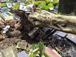 Puluhan Makam di TPU Cieunteung Tasik Rusak Tertimpa Pohon