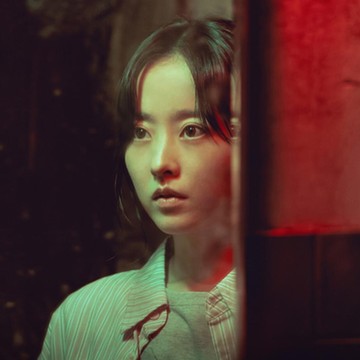 Park Bo Young Dilanda Kebimbangan di Potret Adegan Terbaru Drakor Gold Land